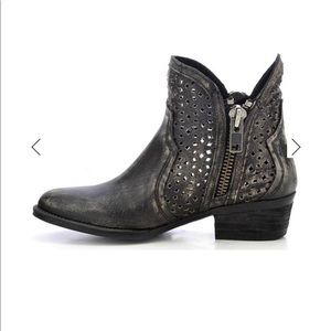 CIRCLE G CUT-OUT BOOTIES - ROUND TOE